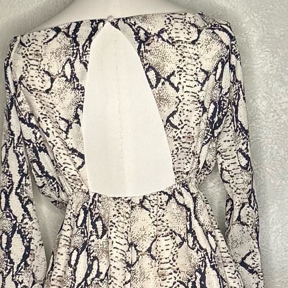 Tobi Bite Me Taupe Multi Snakeskin‎ Print Off The Shoulder Shorts Romper Sz S - Picture 7 of 11